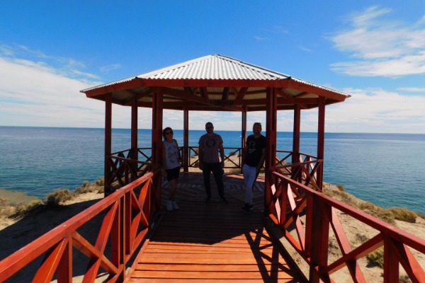 tres personas en el mirador de Punta Flecha