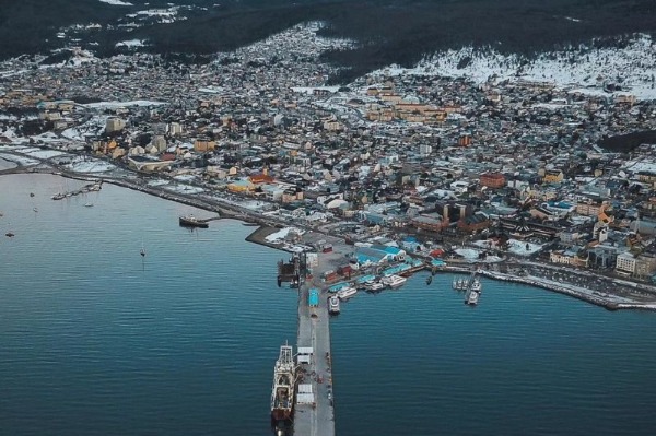 puerto de Ushuaia vista panoramica del puerto de Ushuaia con barcos atracados y paisaje nevado