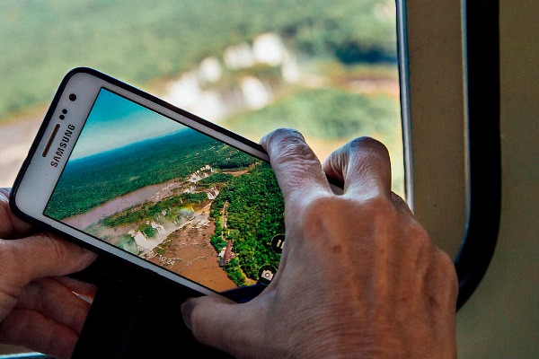 Pasajero hace fotos de vistas desde helicóptero