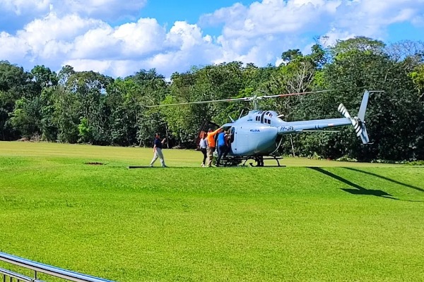 Pasajeros subiendo a helicóptero