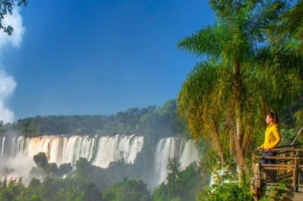 mujer pasarela cataratas lado brasileño Mujer sobre pasarela admirando las cataratas iguazú desde el lado brasileño
