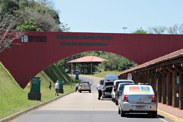 Coches entrando en Parque Nacional Iguazú