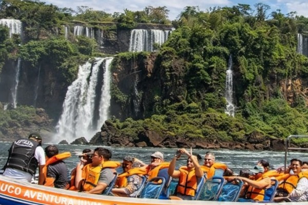 Pasajeros desembarcan de la lancha por las cataratas