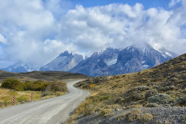 Carretera entre Torres del Paine y Puerto Natales Carretera de ripio con vistas a las montañas en el Torres del Paine Puma Tour