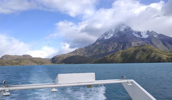 Catamaran en el Lago Pehoé del Sector Paine Grande