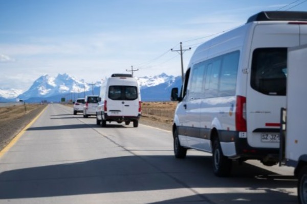 vans en carretera vans en carretera diferentes modelos con cordillera de fondo