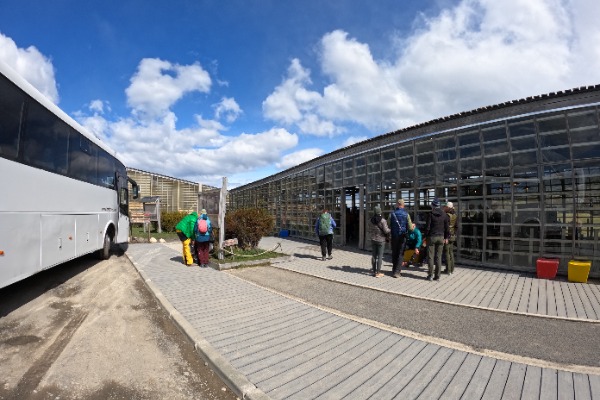 Excursionistas llegando en autobús al Centro de Bienvenida Laguna Amarga en Torres del Paine