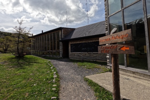 Entrada al Refugio Central con señal hacia comedor y bar en Torres del Paine