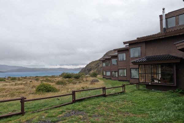 Exterior del Refugio Paine Grande con vistas al Lago Pehoé en Torres del Paine