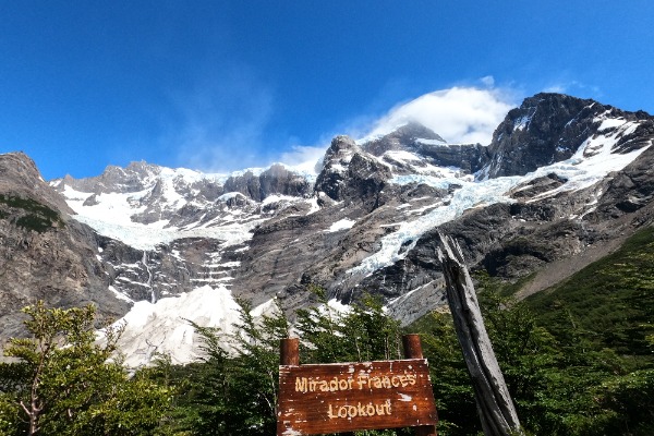 Vista del glaciar desde el Mirador Francés en Torres del Paine con cartel de lookout