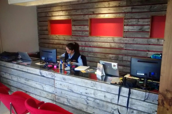 Mostrador de recepción en oficina de Puerto Natales con personal atendiendo