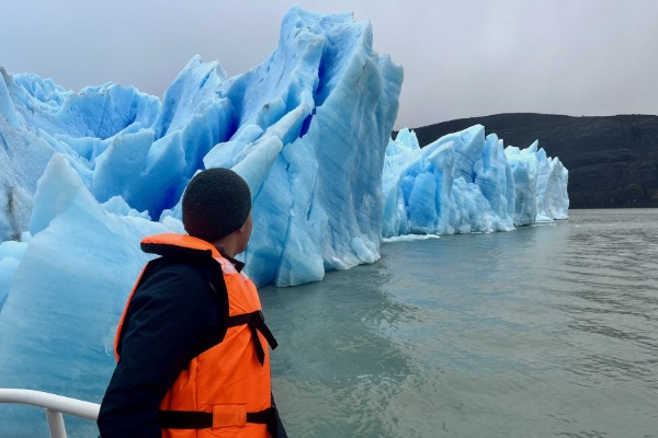 Navegación Glaciar Grey Viajero observando témpanos de hielo durante la navegación por el Lago Grey en Torres del Paine