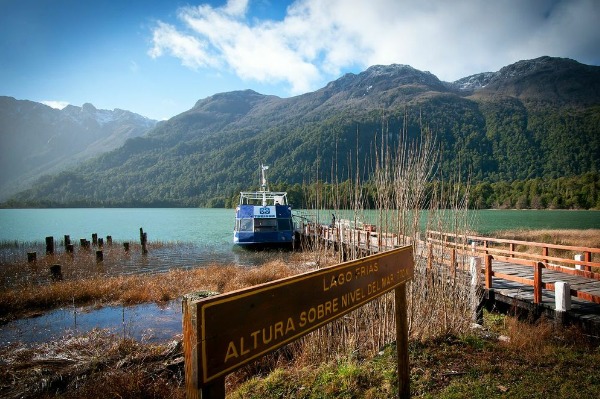 embarcación en puerto frías en el lago frías