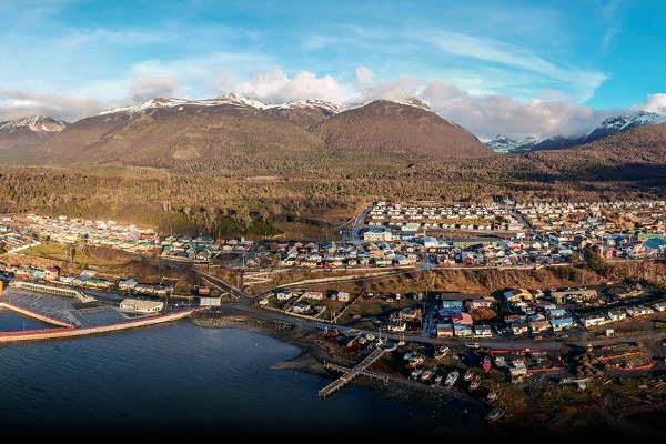 Puerto Williams en Isla Navarino vista panoramica en un dia soleado de la ciudad de Puerto Williams en la Isla Navarino