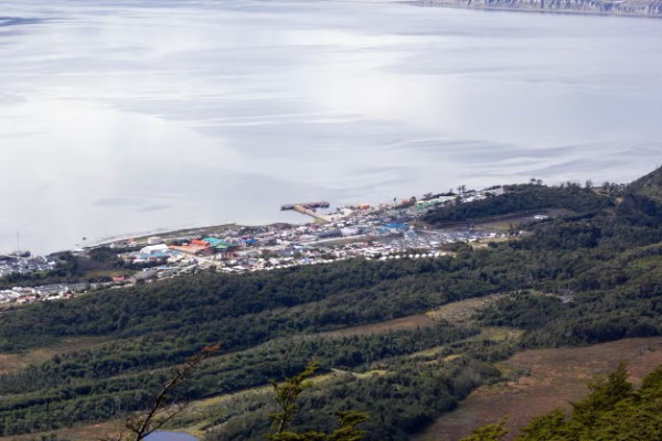 vista panoramica de Puerto Williams vista panoramica de la ciudad de Puerto Williams junto al mar