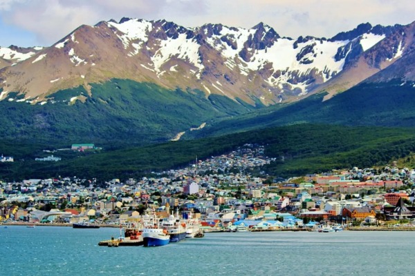 Puerto de Ushuaia puerto y vista panoramica de la ciudad de Ushuaia con las montañas nevadas al fondo