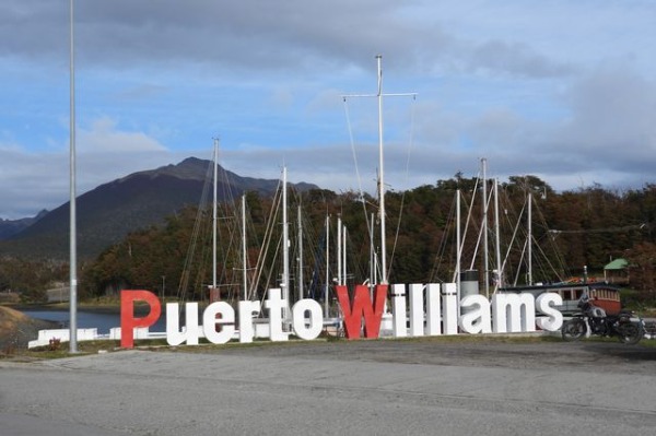 Puerto Williams en Isla Navarino cartel con las letras de Puerto Williams en el puerto