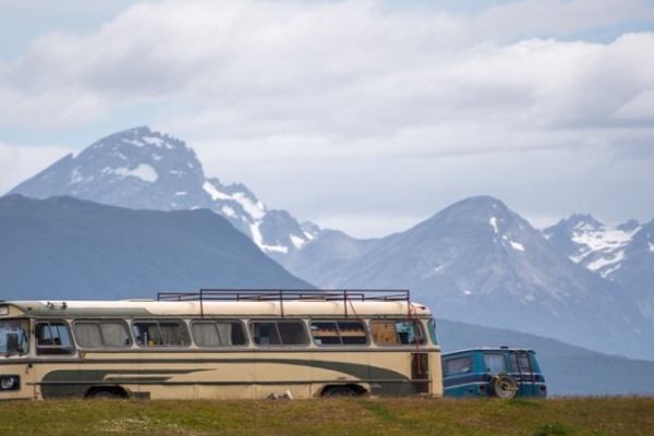 Dos de nuestros buses de traslados de puerto Williams