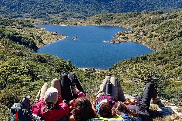 chicas tumbadas frente a laguna tres chicas tumbadas frente a una laguna