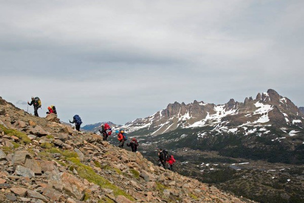 pendiente durante el trekking pendiente pronunciada durante el trek