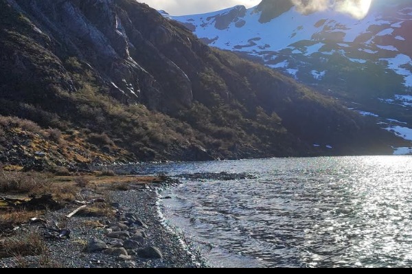 Laguna durante el trekking junto a la laguna durante el trekking