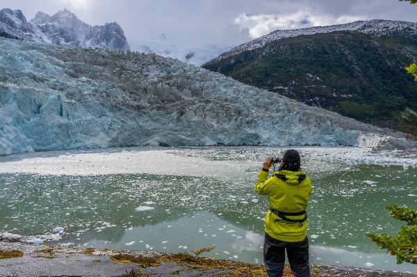 mujer glaciar pía Mujer de espaldas fotografía el glaciar Pía