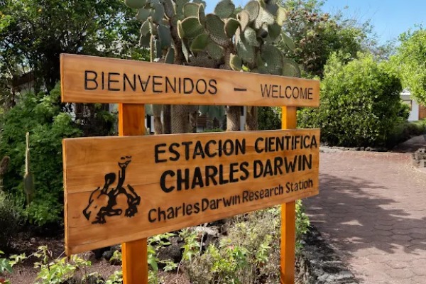 Estación Científica Charles Darwin cartel Estación Científica Charles Darwin
