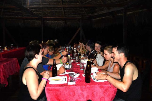 cena cuyabeno grupo de viajeros cena en lodge de Cuyabeno