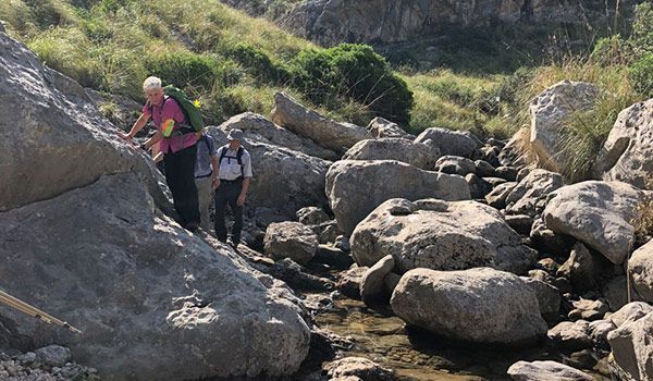 excursionistas en las piedras del barranco de biniaraix