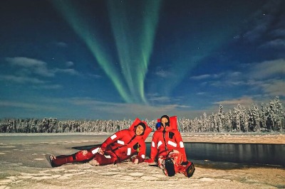 Tour nocturne de flottaison sur glace avec aurores Rovaniemi