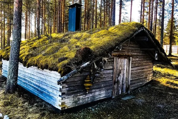 Cabaña de madera cabaña de madera tradicional en medio del bosque