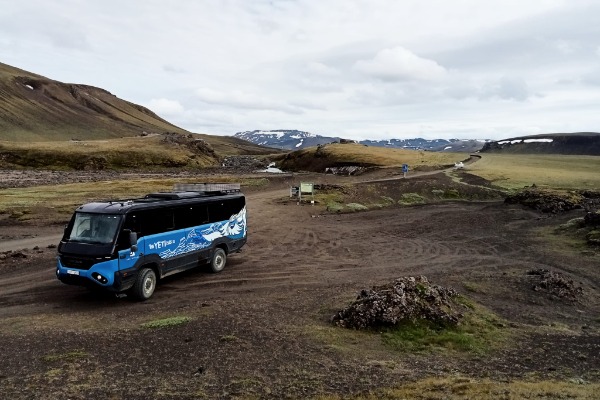 Aparcamiento principal de Landmannalaugar Vehículos estacionados en el aparcamiento principal de Landmannalaugar, punto de inicio para rutas de senderismo