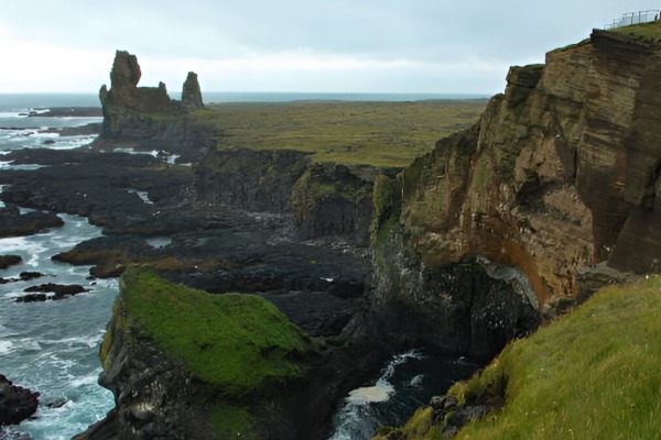 Acantilados de basalto de Lóndrangar donde se ve el mar y los acantilados al fondo