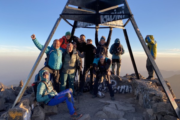 Cima del Toubkal (4.167 m) – Ascensión al Toubkal en 3 días Grupo de senderistas en la cima del Jbel Toubkal (4.167 m) durante la Ascensión al Toubkal en 3 días, celebrando en el punto más alto del norte de África