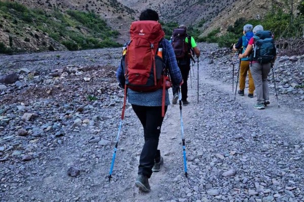 Ascensión al Toubkal en 3 días – trekking en el Atlas Senderistas en el Alto Atlas durante la Ascensión al Toubkal en 3 días