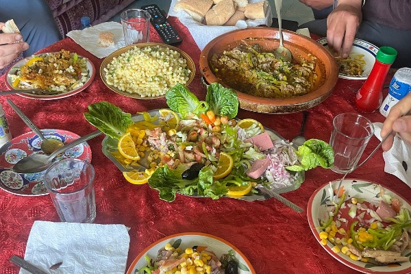 Comida en el refugio del Toubkal Comida tradicional marroquí servida durante la ruta de ascensión al Toubkal.