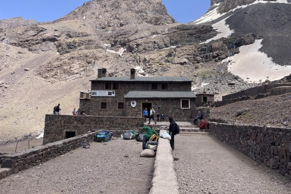 Refugio del Toubkal en el Alto Atlas Refugio de montaña del Toubkal durante la ruta de ascensión en el Alto Atlas