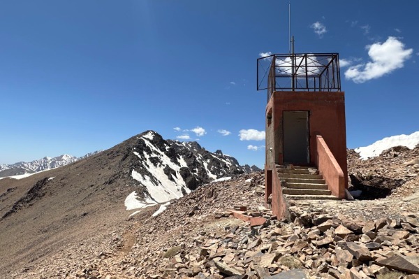 Paso de Tizi Likemt en el circuito del Toubkal Paisaje de alta montaña en el paso de Tizi Likemt durante el circuito del Toubkal en Marruecos
