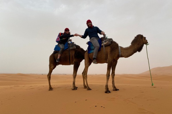 Paseo en camello por Erg Chebbi Viajeros entrando en las dunas de Erg Chebbi en camello durante la excursión al desierto de Merzouga