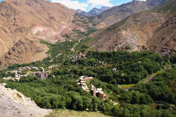 Valle de Imlil en el Alto Atlas Vista panorámica del valle de Imlil y sus pueblos de montaña durante el Trekking Pueblos Bereberes 3 días en Marruecos.