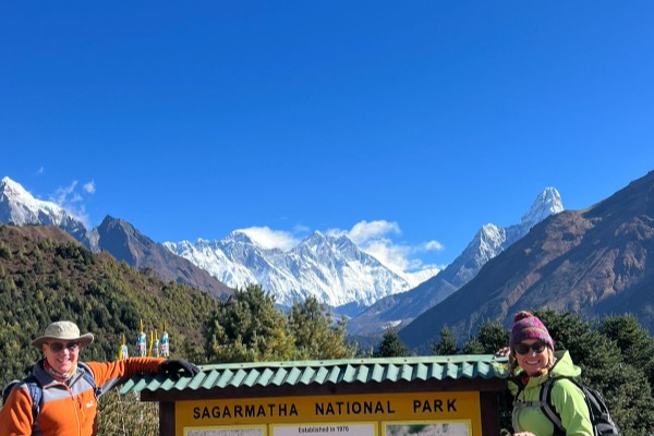 Pareja en cartel Sagarmatha parque nacional