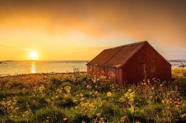 casa y sol en Islas Lofoten