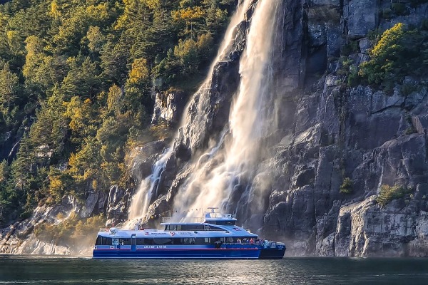 Hengjanefossen crucero frente a cascado de Hengjanefossen