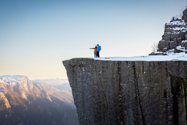 cima de Preikestolen dos personas en cima de Preikestolen