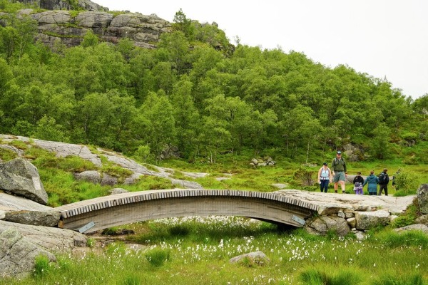 ruta de trekking de preikestolen Senderistas en la ruta de trekking de preikestolen
