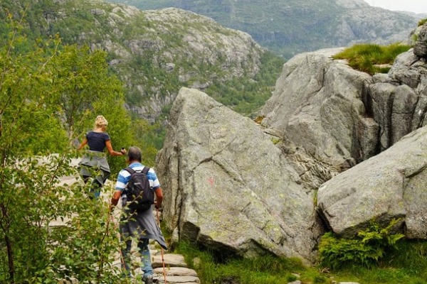 dos senderistas de regreso de la ruta dos senderistas de regreso del Preikestolen