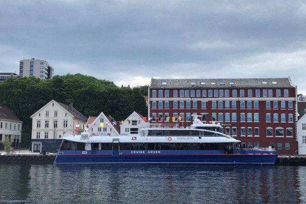 barco atracado en el puerto en el punto de encuentro en tromso en un dia nublado