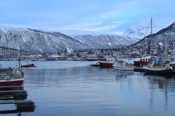 muelle de Nerstrandkaia de Tromsø barcos en el muelle de Nerstrandkaia de Tromsø con las montañas nevadas al fondo