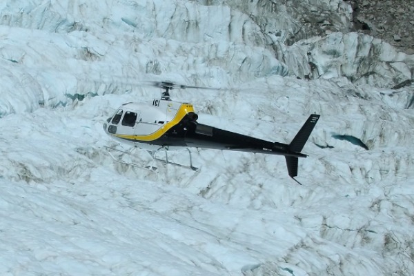 Helicóptero vuela al Glaciar Fox