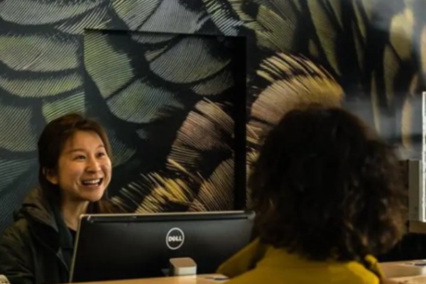 Recepcionista atiende en Centro de Visitantes de Manapouri